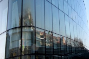 W lustrze ścian krakowskiego centrum konferencyjnego odbija się sylwetka zamku na Wawelu.