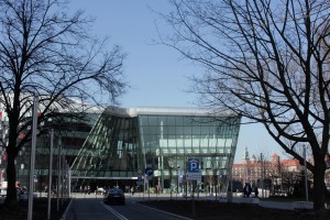 ICE jest jak okręt, który właśnie przybił do brzegu Wisły i śle swe wyzwanie w kierunku Wawelu.