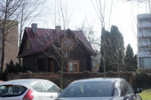 Tuż obok stoi dom zrębowy z zupełnie innej epoki, kawałek dalej postawiono czterogwiazdkowy hotel, a między nimi znowu parking.