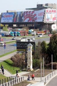 Przechodzący i przejeżdżający tędy zobaczą przede wszystkim reklamę, a nie kapliczkę pod nią...
